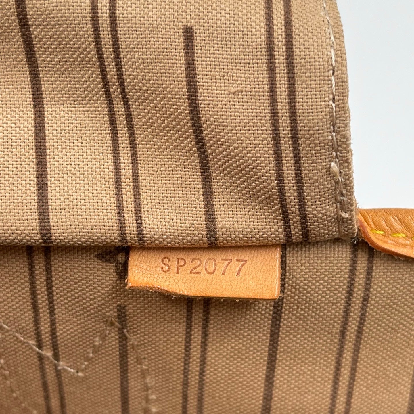 Louis Vuitton MM Neverfull Monogram Canvas Tote Bag with Beige Interior