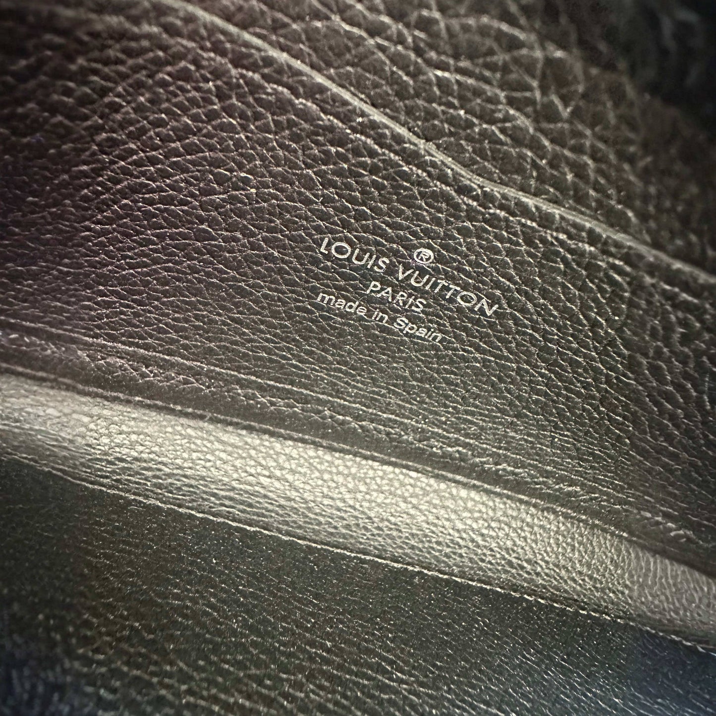 LOUIS VUITTON Zippy Lockme Black