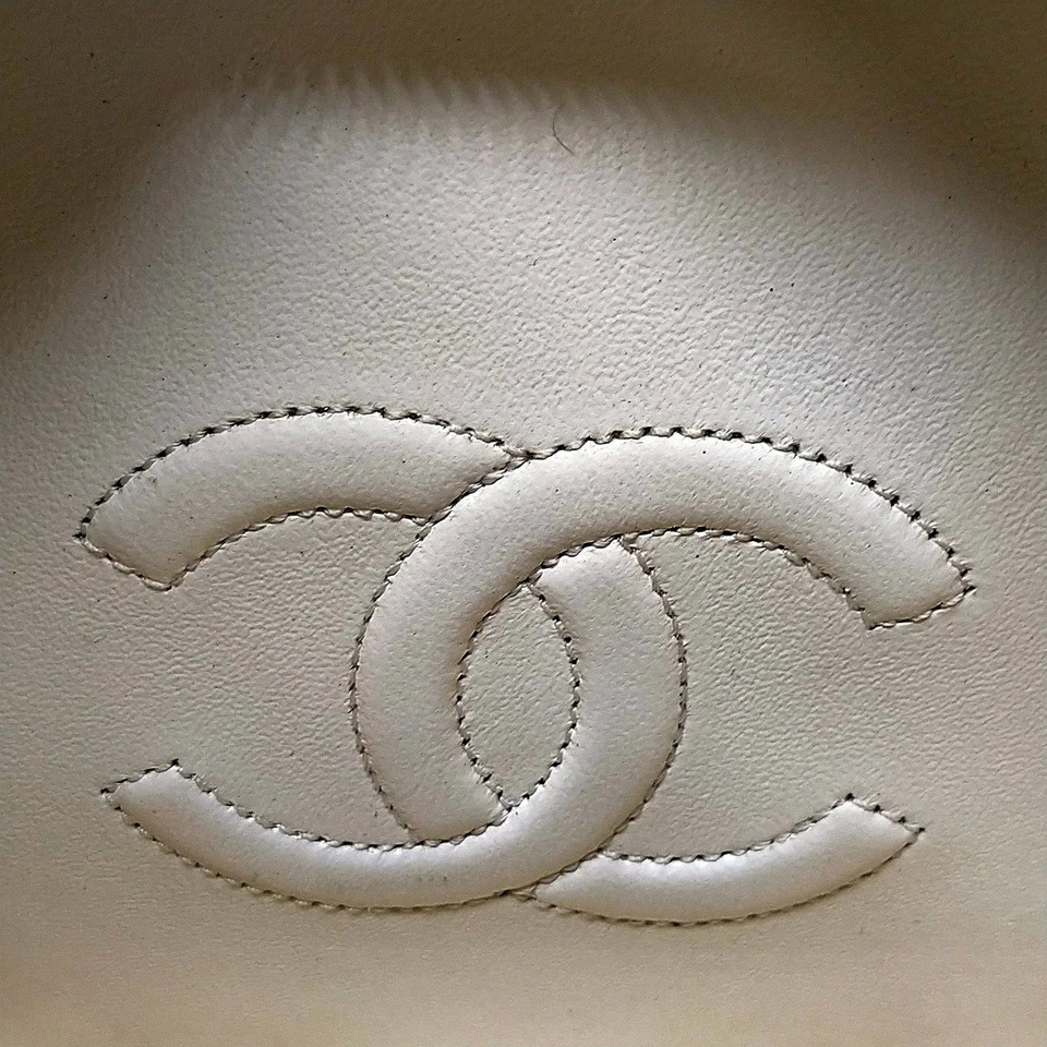 Chanel Crossbody Bag White Leather Lifesave La Pausa