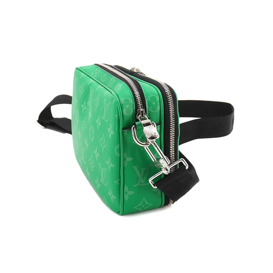 LOUIS VUITTON Taigarama Alpha Messenger Shoulder Bag Vert
