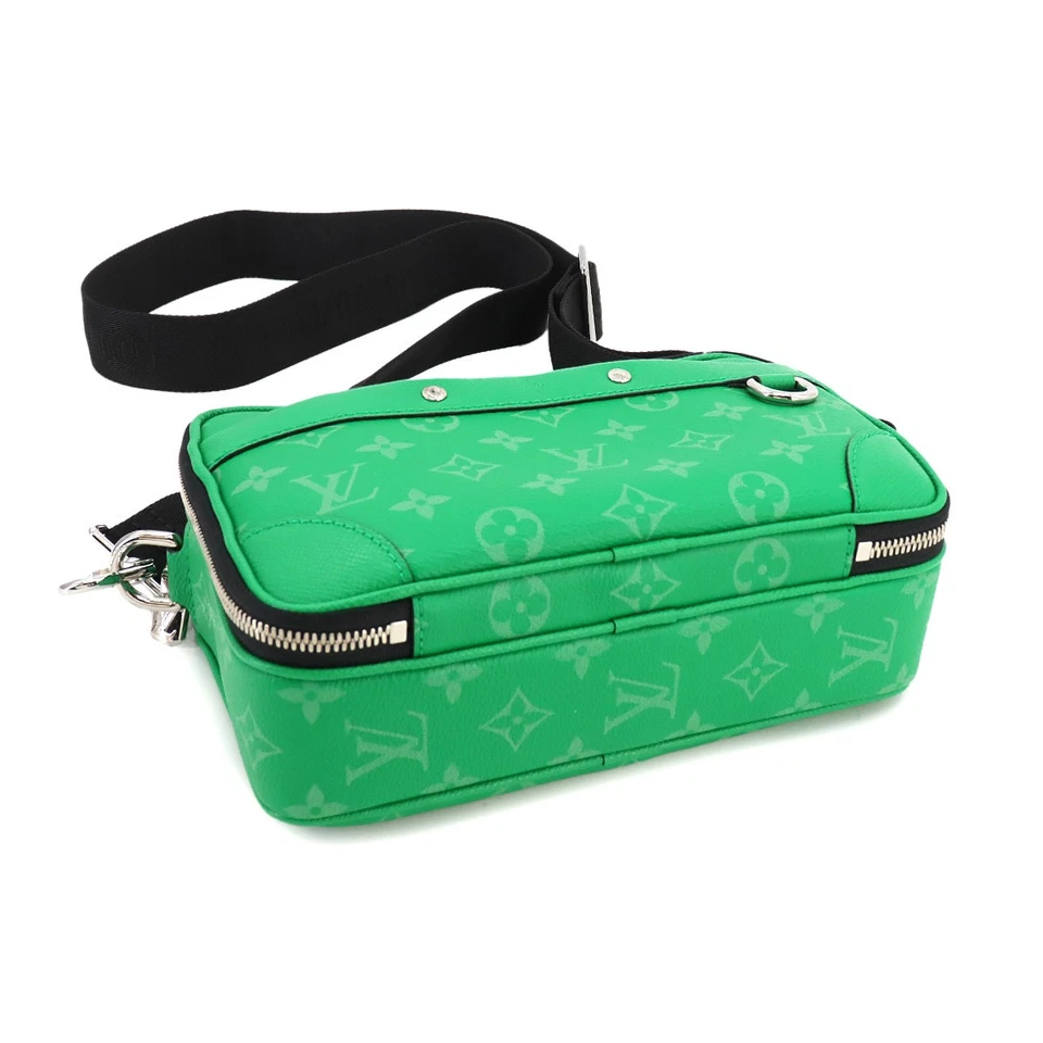 LOUIS VUITTON Taigarama Alpha Messenger Shoulder Bag Vert