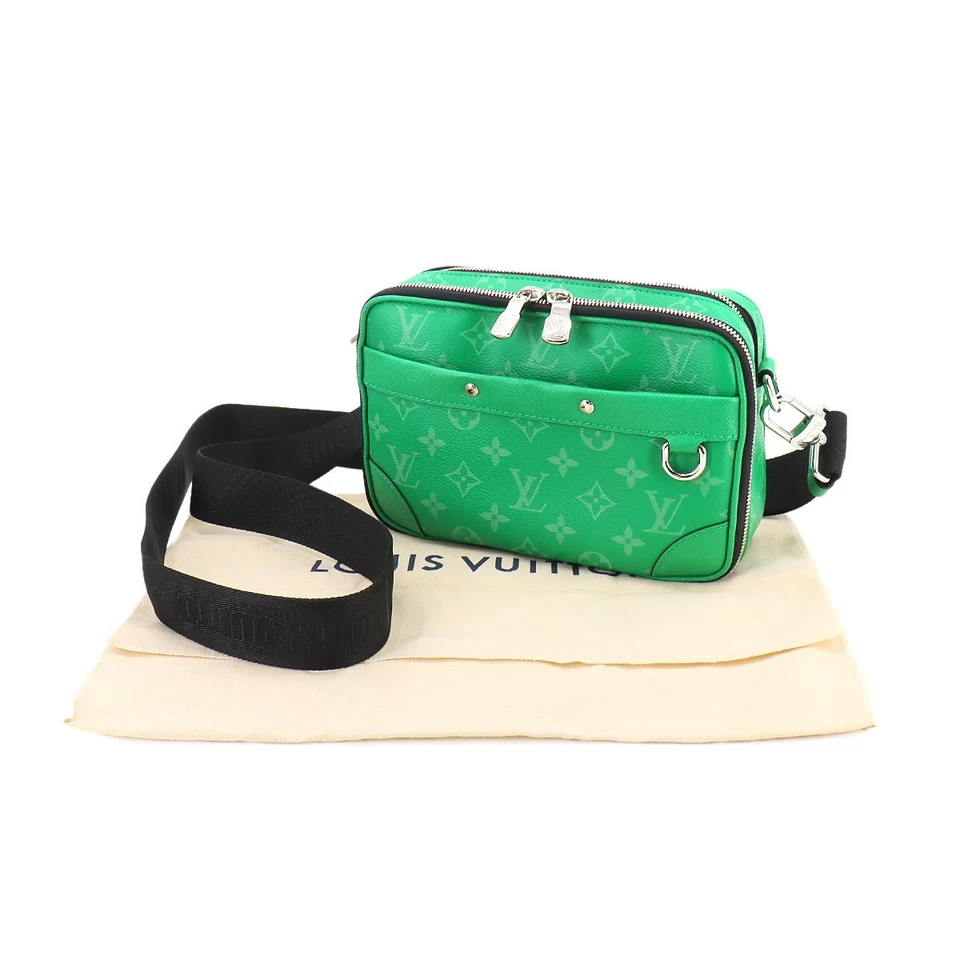 LOUIS VUITTON Taigarama Alpha Messenger Shoulder Bag Vert