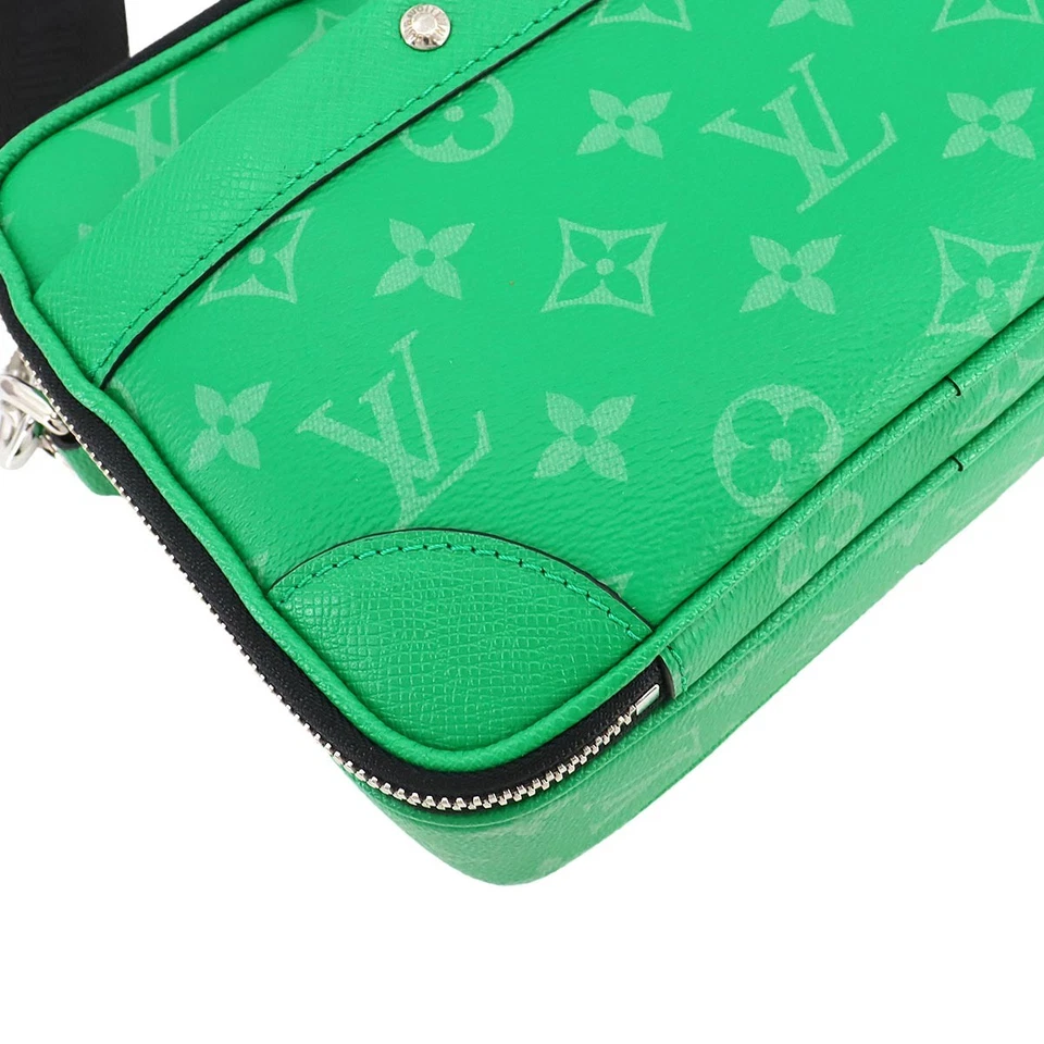 LOUIS VUITTON Taigarama Alpha Messenger Shoulder Bag Vert