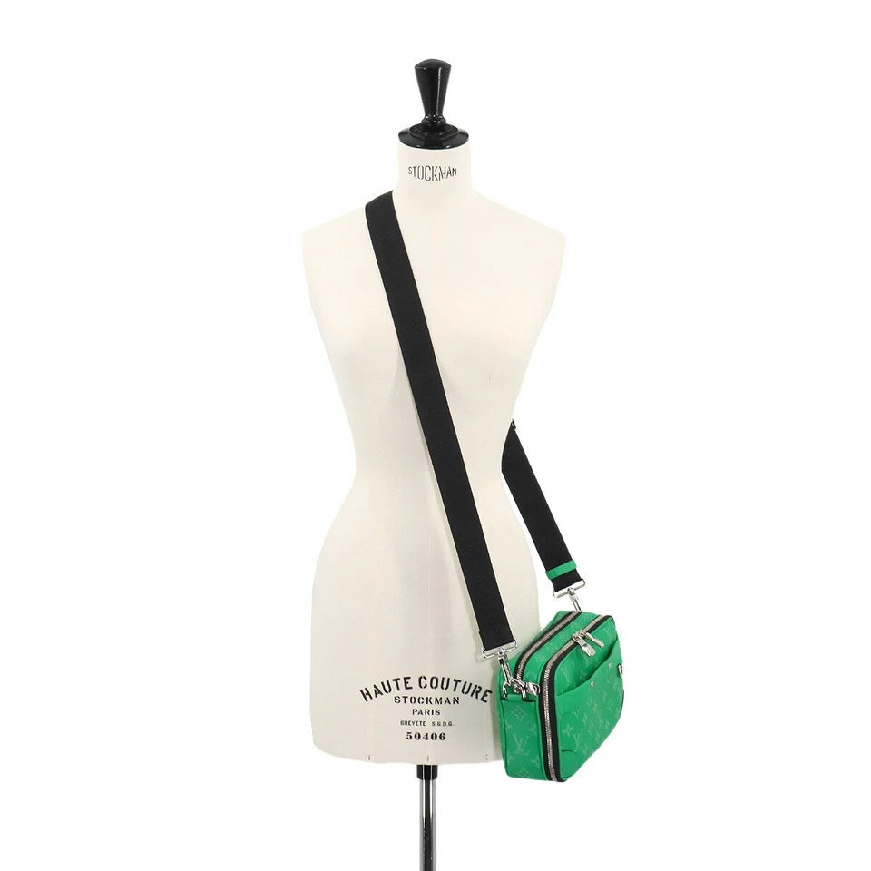 LOUIS VUITTON Taigarama Alpha Messenger Shoulder Bag Vert