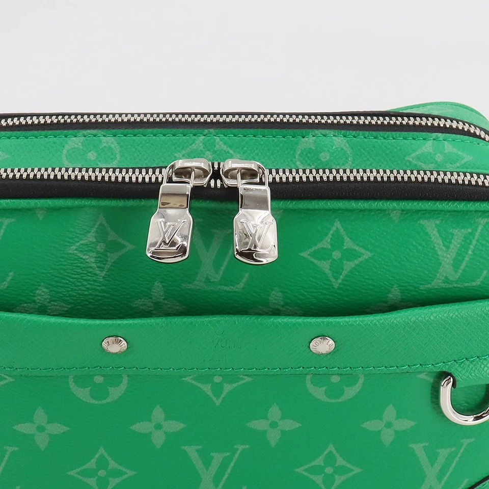 LOUIS VUITTON Taigarama Alpha Messenger Shoulder Bag Vert