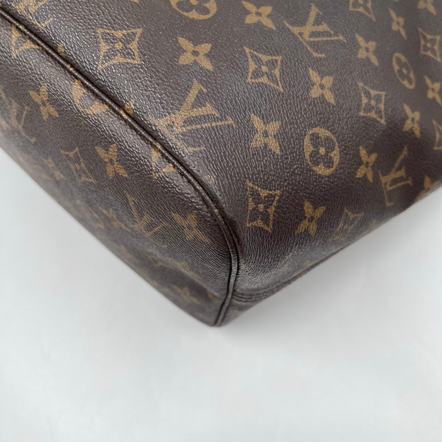 Louis Vuitton MM Neverfull Monogram Canvas Tote Bag with Beige Interior