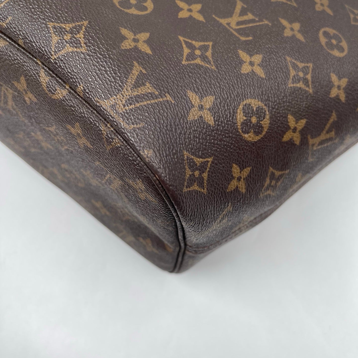 Louis Vuitton MM Neverfull Monogram Canvas Tote Bag with Beige Interior