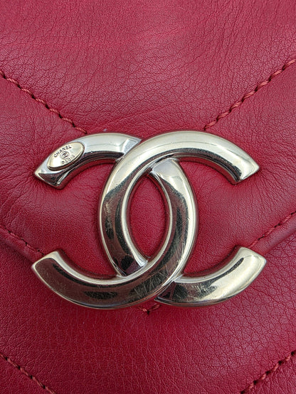 Chanel Chevron Calfskin Envelope Flap Bag Medium in Red