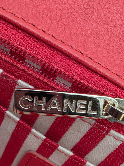 Chanel Chevron Calfskin Envelope Flap Bag Medium in Red