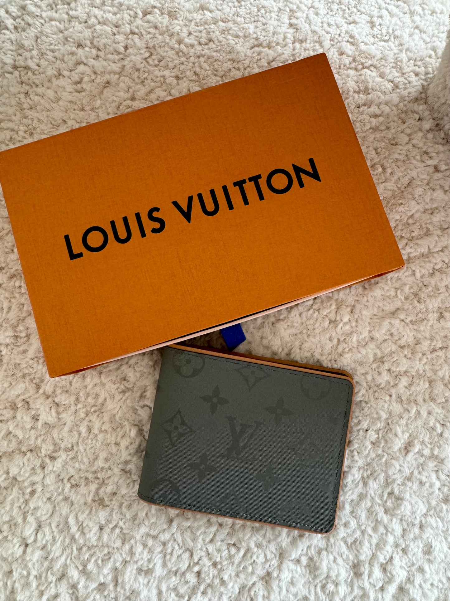 Louis Vuitton Multiple Wallet
Monogram Grey