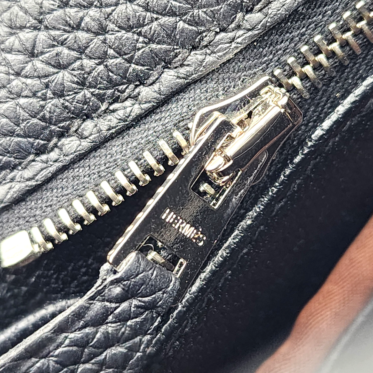 Hermès Kelly 25 in Togo Noir PHW