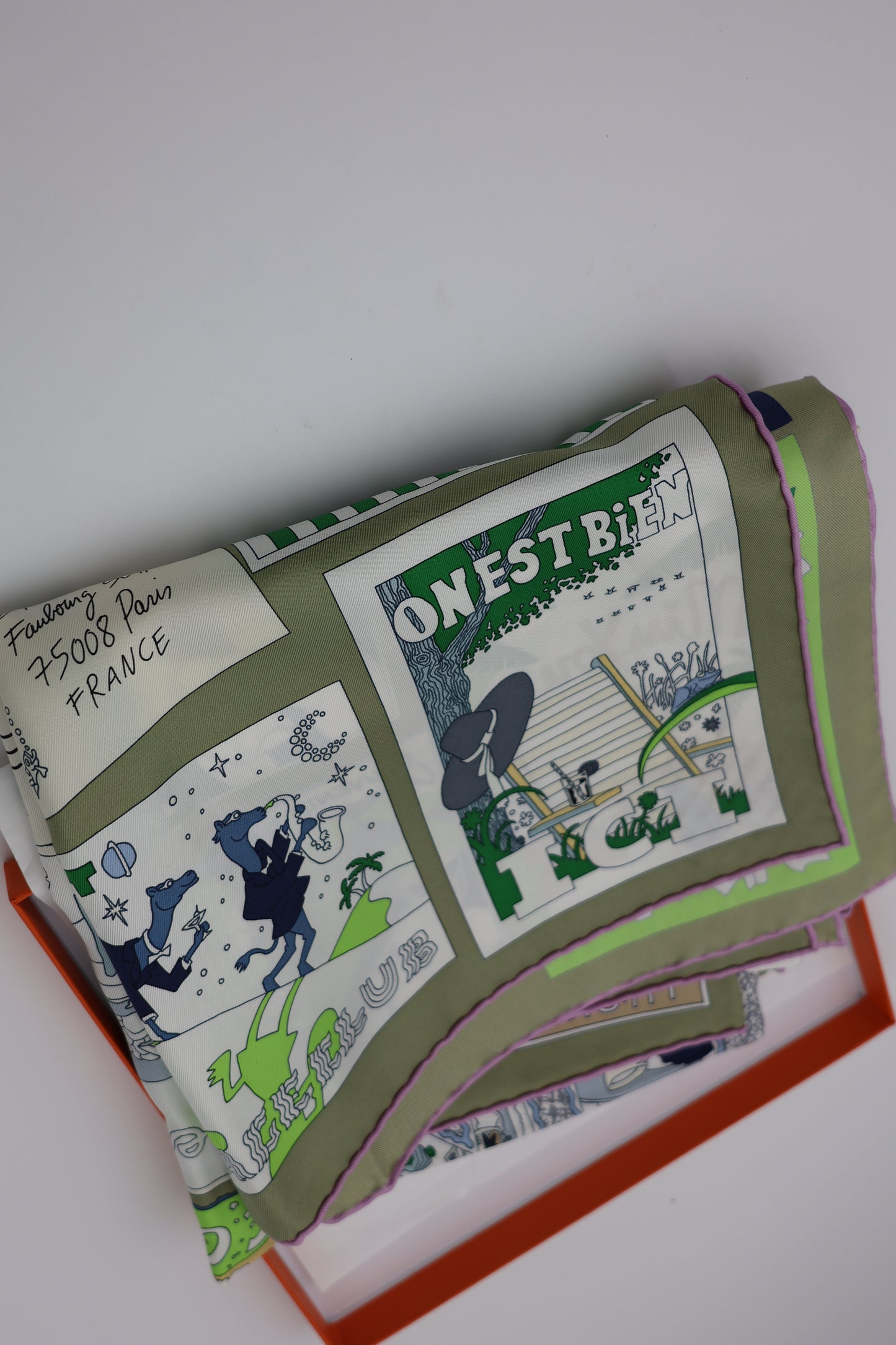 Hermès On Est Bien Ici ! Scarf 90 Kaki / Blanc / Bleu Glacier