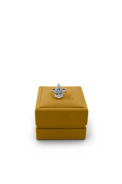 Pear-Cut Diamond Ring in 18k Gold