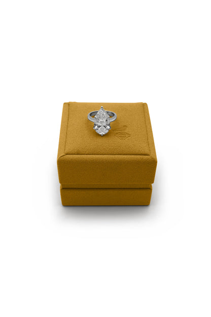 Pear-Cut Diamond Ring in 18k Gold