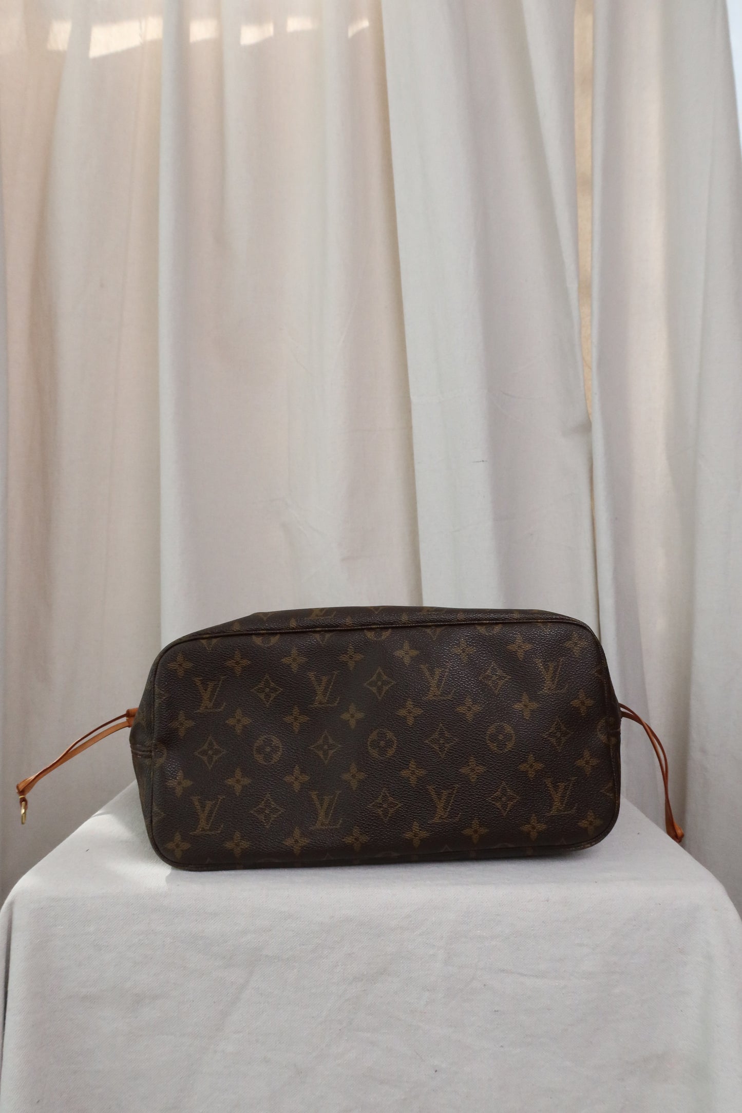 LOUIS VUITTON Monogram Neverfull Tote Bag