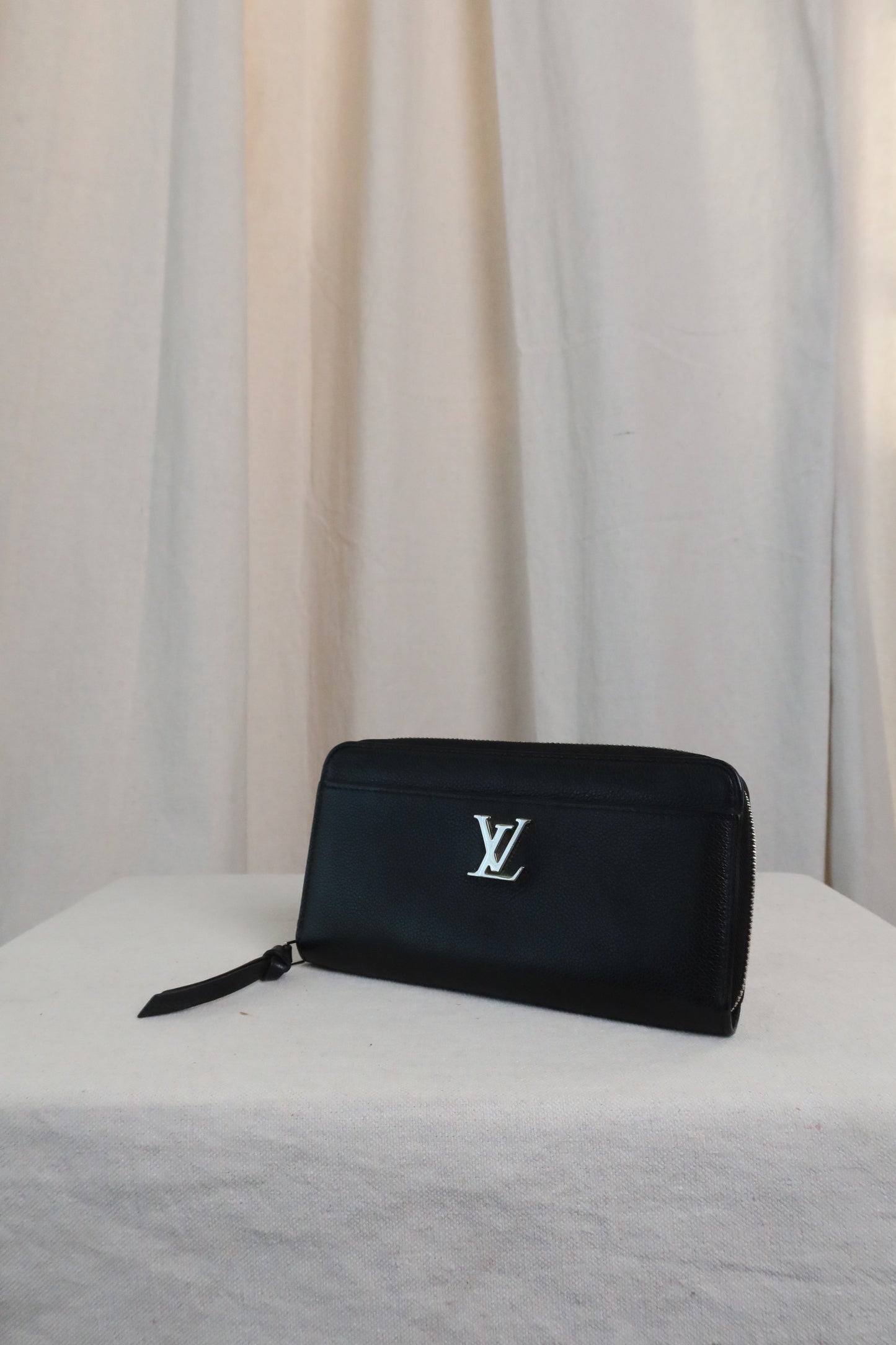 LOUIS VUITTON Zippy Lockme Black