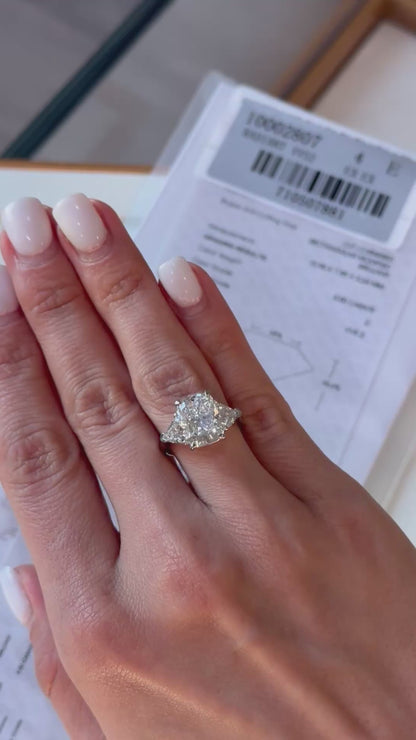4-Carat Cushion-Cut Diamond Ring in Platinum – E Color, VVS2 Clarity with Side Accents