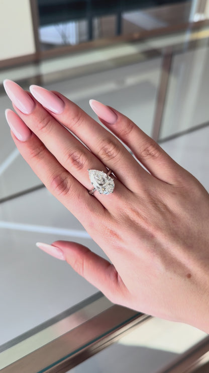 Pear-Cut Diamond Ring in 18k Gold