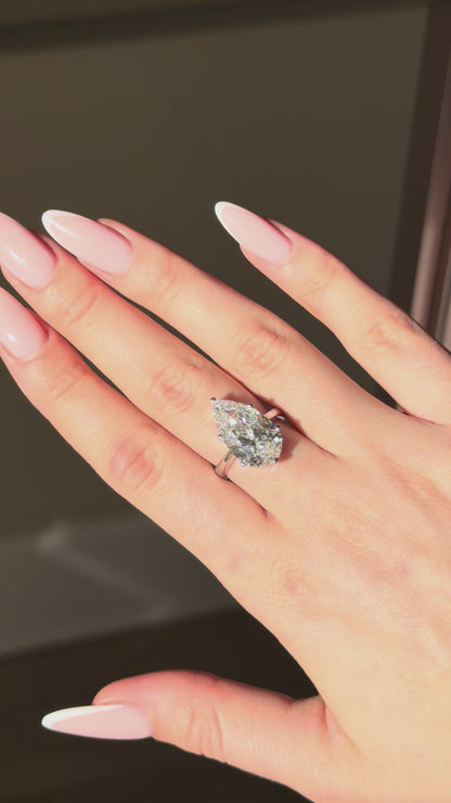 Pear-Cut Diamond Ring in 18k Gold