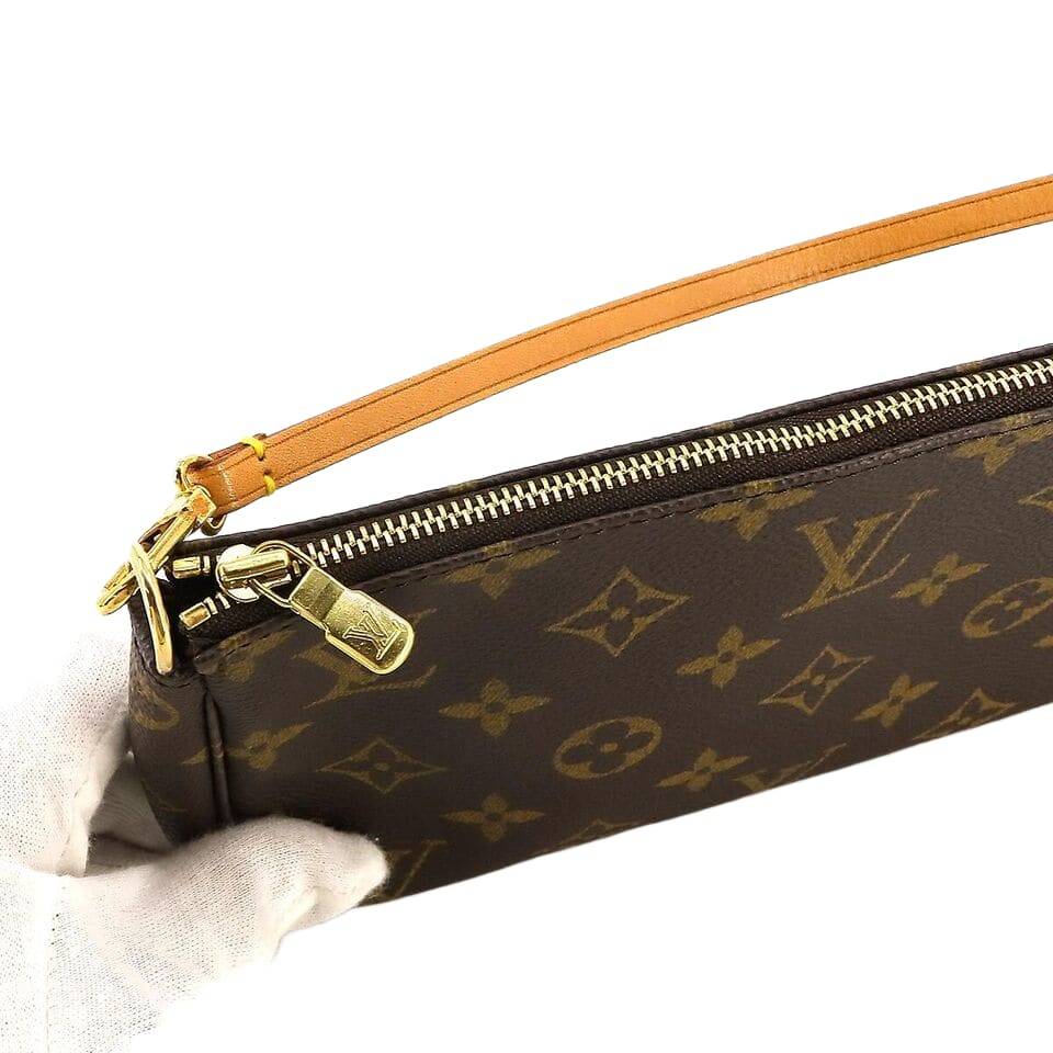 LOUIS VUITTON Monogram Pochette Accessoires Hand Shoulder Bag
