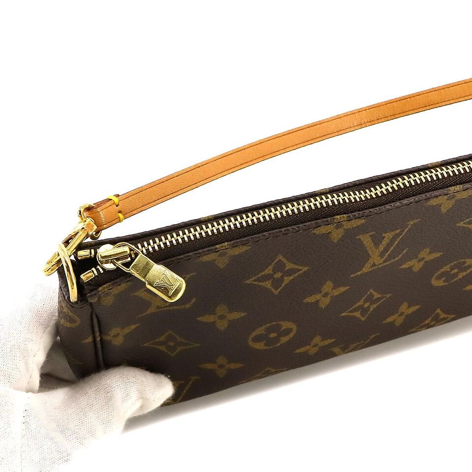 LOUIS VUITTON Monogram Pochette Accessoires Hand Shoulder Bag